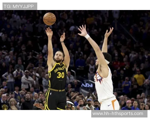 库里半场表现抢眼7投5中贡献14分2助攻三分球命中率高达60成为全队得分王